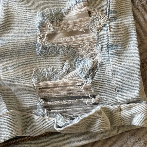 American Eagle Light Wash Cuffed Mom Jean Shorts Size 2 - Picture 5 of 11